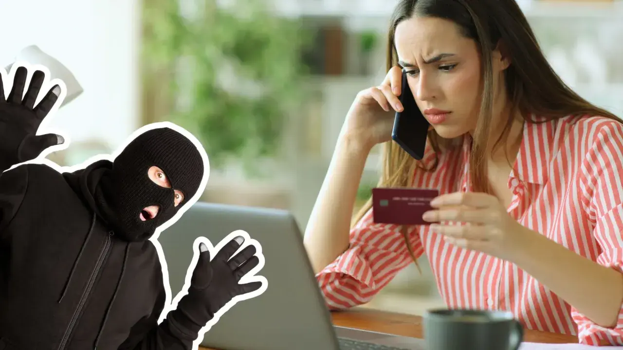 Kobieta z kartą kredytową i telefonem, obok niej złodziej w kominiarce. Uważaj na fałszywe sklepy internetowe – lista ostrzeżeń.