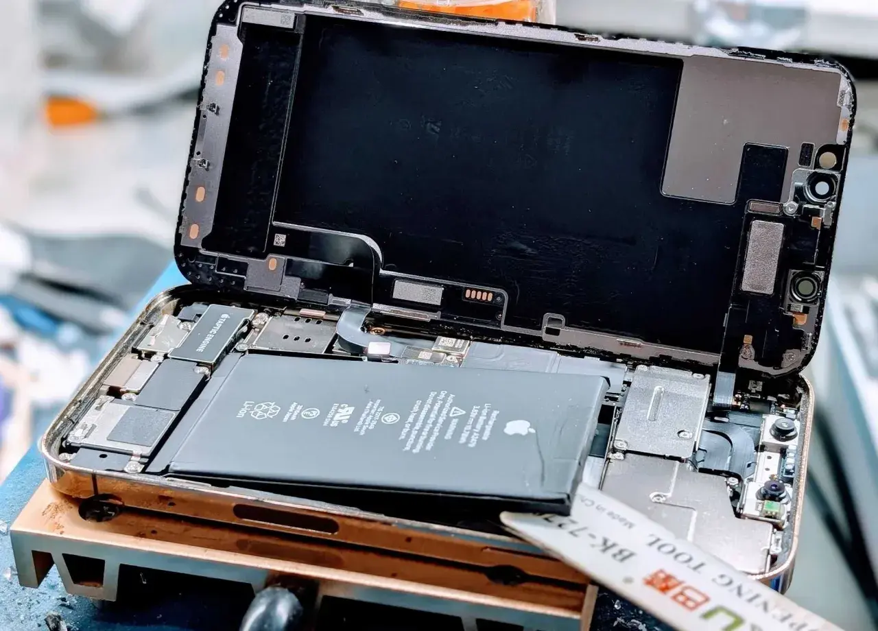Wymiana baterii iPhone XS Max w trakcie serwisu. Widoczny rozłożony telefon z nową baterią Li-ion.