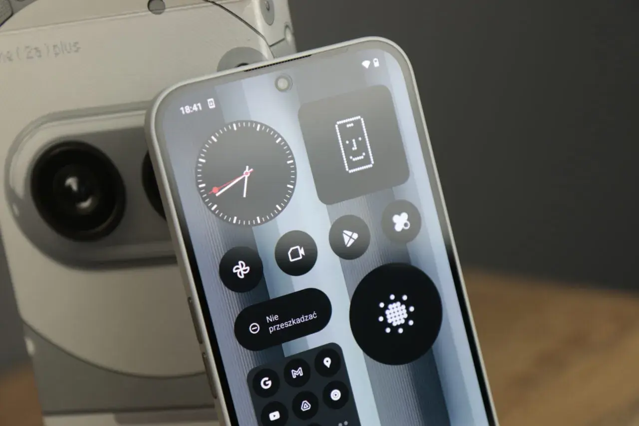 Telefon Nothing Phone (2s) plus z włączonym trybem "Nie przeszkadzać". Minimalistyczny interfejs z ikonami i zegarem.