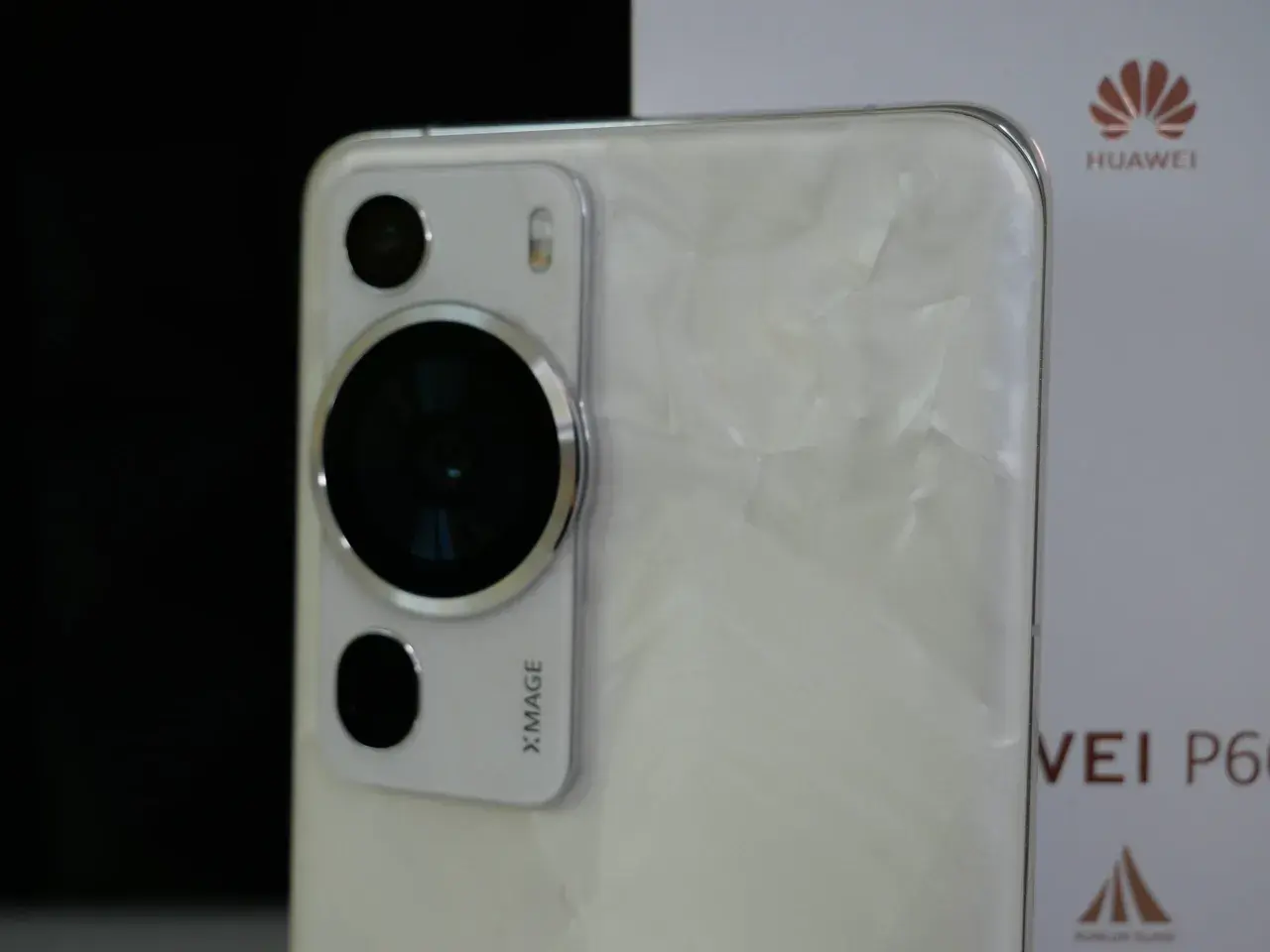 Biały Huawei P60 Pro z modułem aparatów Xmage. Idealny wybór dla miłośników fotografii mobilnej, szukających telefonów z dobrym aparatem.