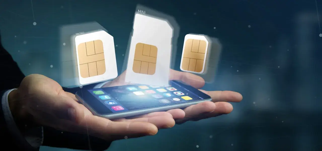 Dłoń trzyma smartfon, nad którym unoszą się karty SIM różnych rozmiarów, symbolizujące aktywację karty SIM i wybór odpowiedniego formatu.