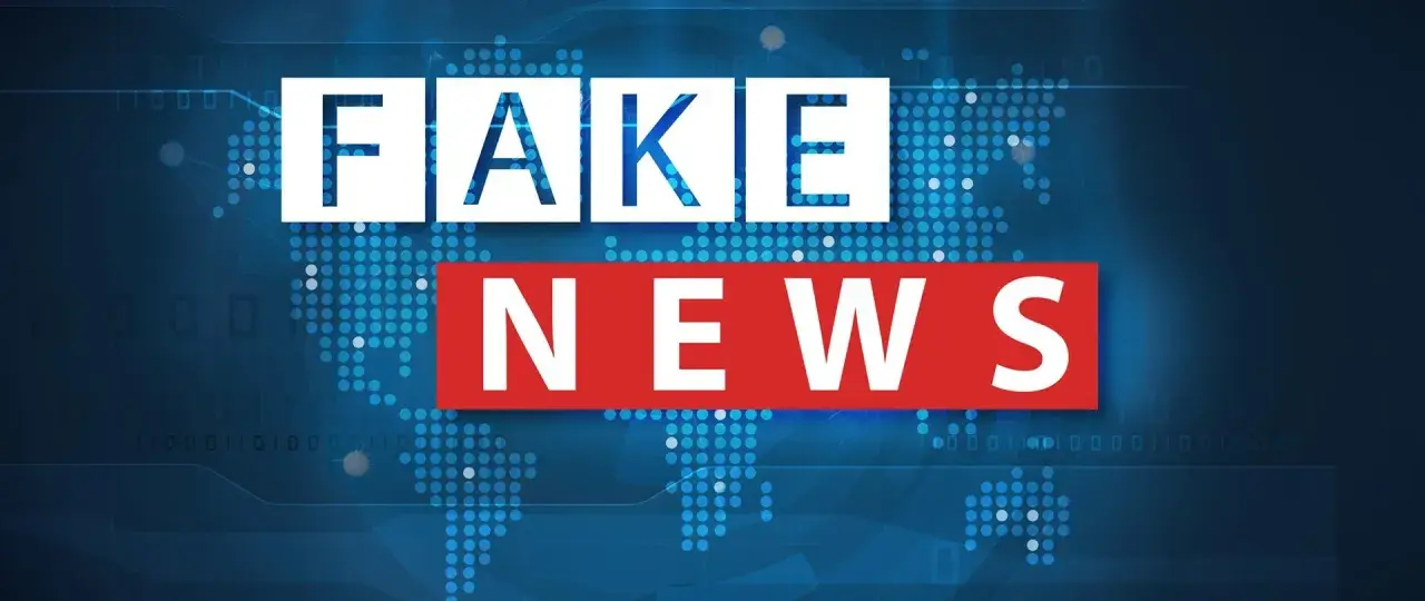 Napis "FAKE NEWS" na tle mapy świata z cyfrowym wzorem. Uważaj na dezinformację!