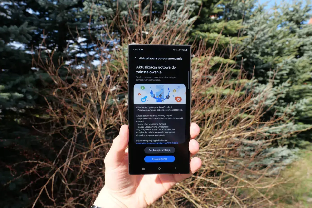 Telefon z android 15 gotowy do instalacji. Aktualizacja poprawia stabilność i bezpieczeństwo.