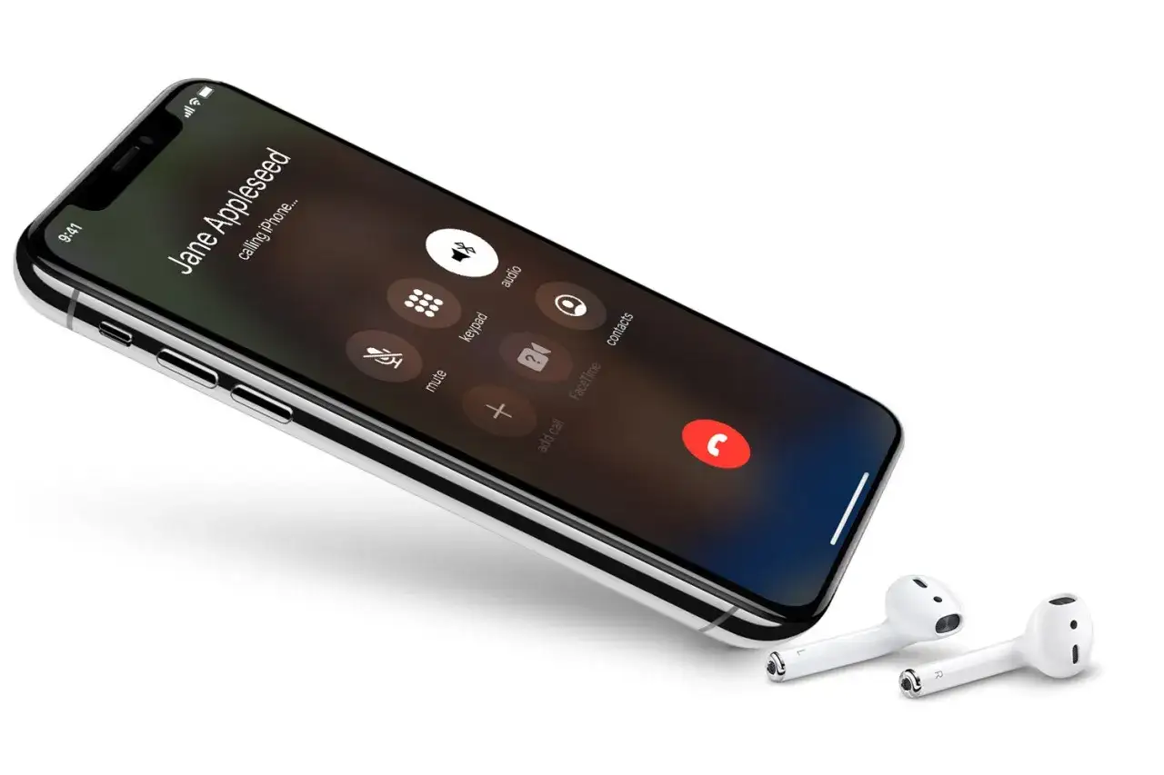iPhone z ekranem rozmowy, Jane Appleseed dzwoni. Obok leżą słuchawki. Blokada IMEI może uniemożliwić korzystanie z telefonu.