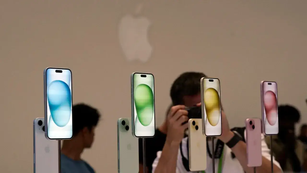 Różnice między iPhone 15 a 15 Pro widać na wystawie. Kilka modeli iPhone'ów, w tym te z Dynamic Island, prezentuje różne kolory.