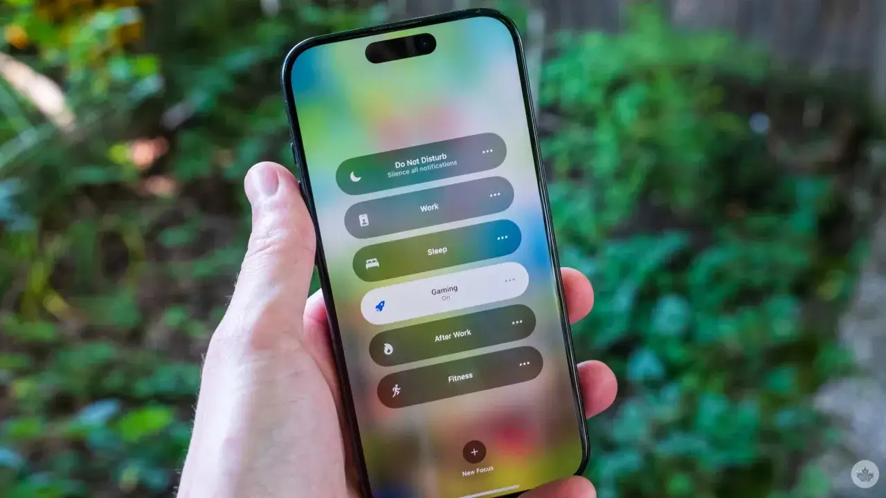 Jak wyłączyć tryb skupienia iPhone? Na ekranie widać menu z opcjami: Nie przeszkadzać, Praca, Sen, Gry, Po pracy, Fitness.