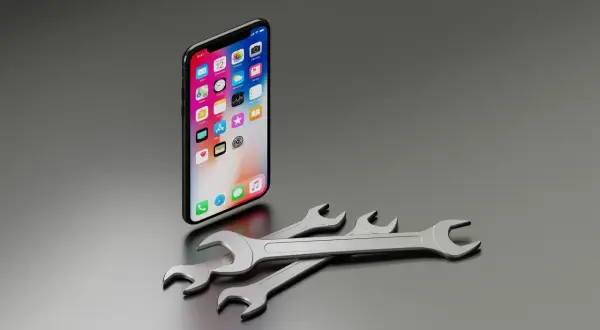 iPhone z ikonami aplikacji na ekranie i kluczami. Czy to jest to, co oznacza "ios co to"?