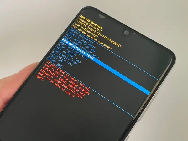 Ekran telefonu z menu Android Recovery, opcja "Wipe data/factory reset" podświetlona. Pomoc w przypadku, jak zresetować zablokowany telefon.