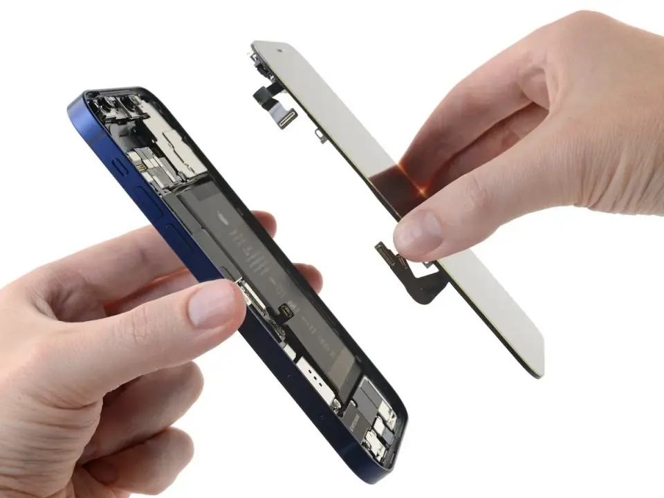 Wymiana baterii iPhone 12 mini - ile kosztuje i kiedy ma sens