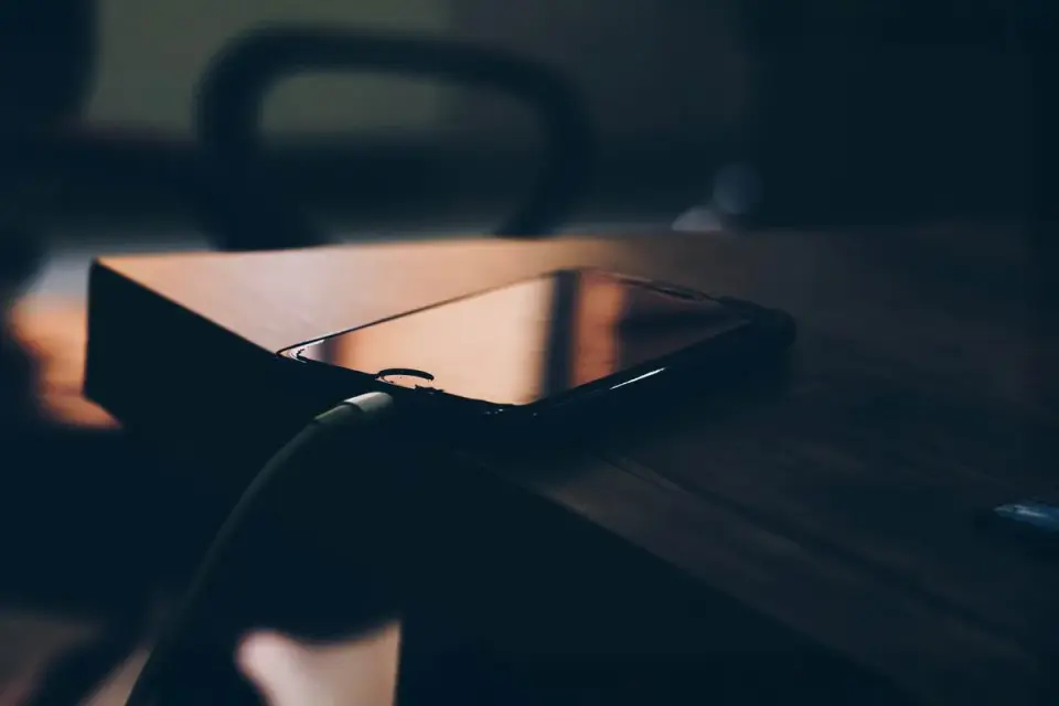 Dlaczego telefon wolno się ładuje? Sprawdź najczęstsze przyczyny